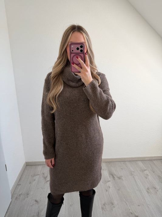 Strickkleid mit lockerem Rollkragen (versch. Farben)