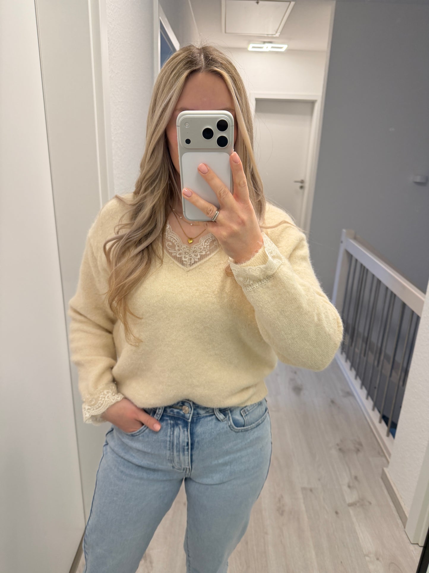 Dünner Pullover mit Spitze