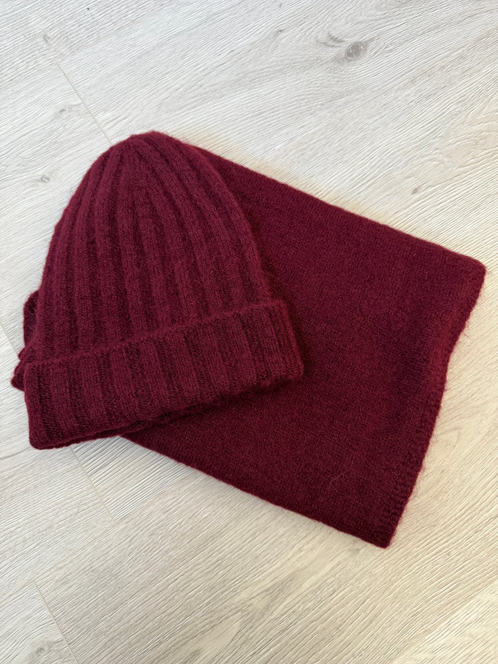 SET AUS BABYALPAKA (MÜTZE UND SCHAL)