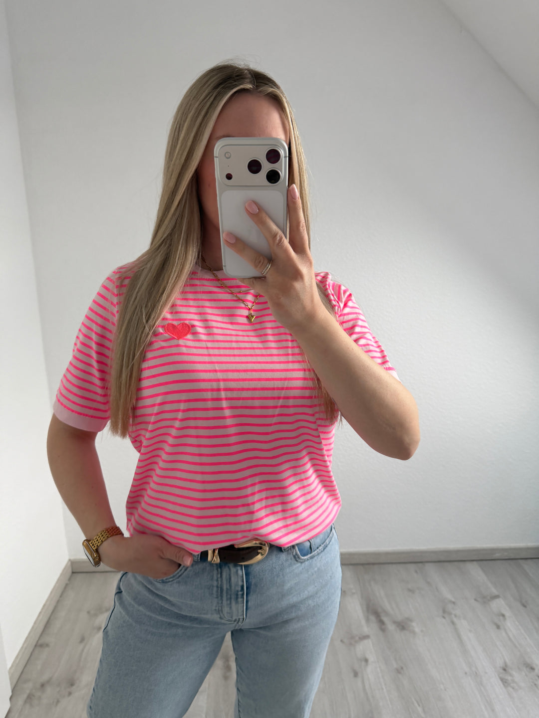 GESTREIFTES TSHIRT MIT HERZ