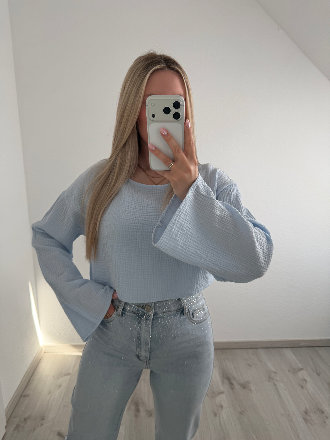 MUSSELINSHIRT MIT TROMPETENÄRMELN