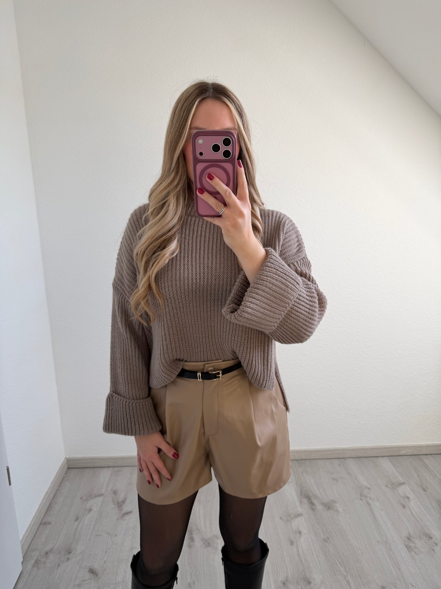 Lederimitatshorts mit Gürtel