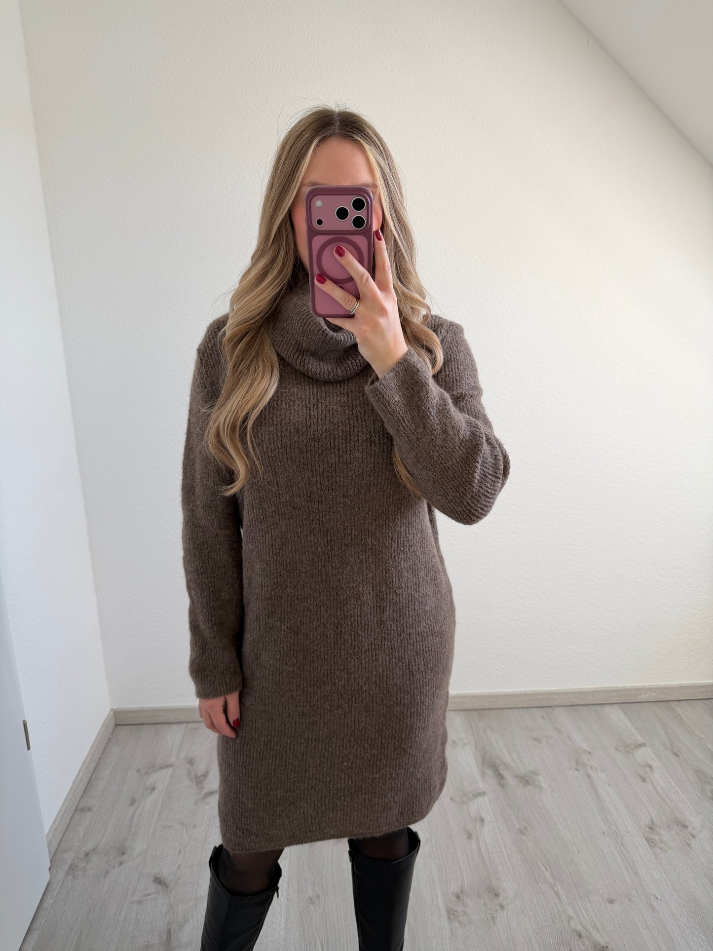 Strickkleid mit lockerem Rollkragen (versch. Farben)