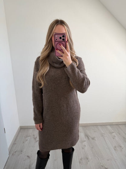 Strickkleid mit lockerem Rollkragen (versch. Farben)