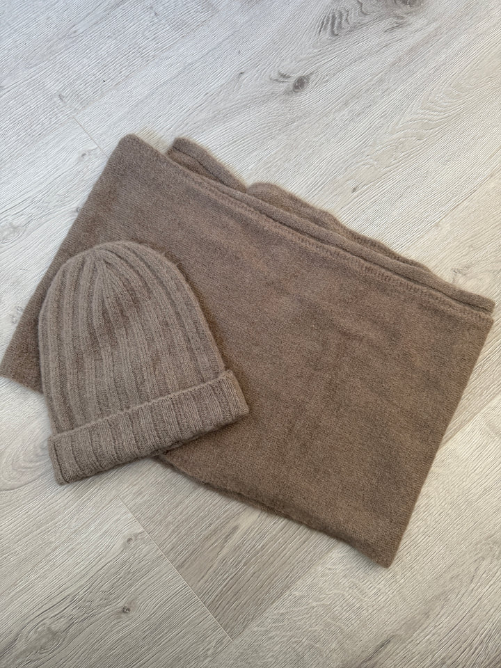 SET AUS BABYALPAKA (MÜTZE UND SCHAL)