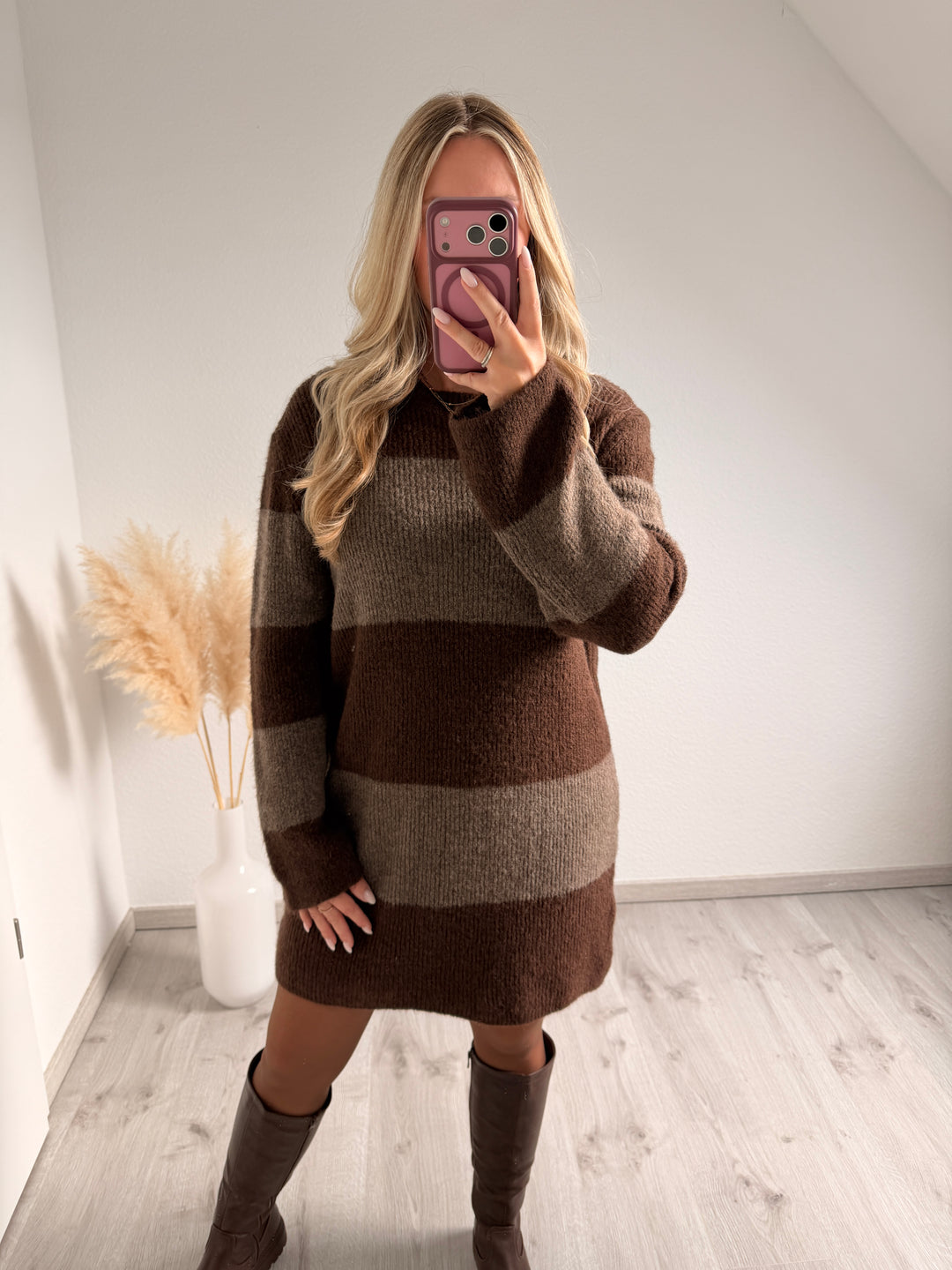 GESTREIFTES STRICKKLEID