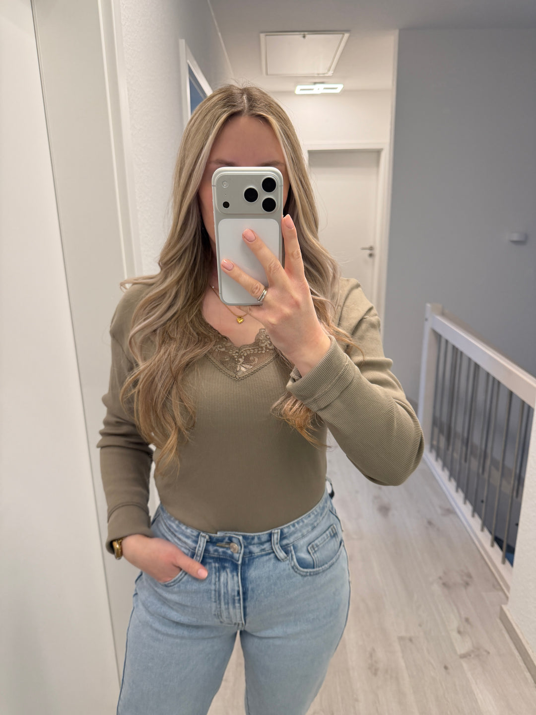 Rippshirt mit Spitze (versch. Farben)