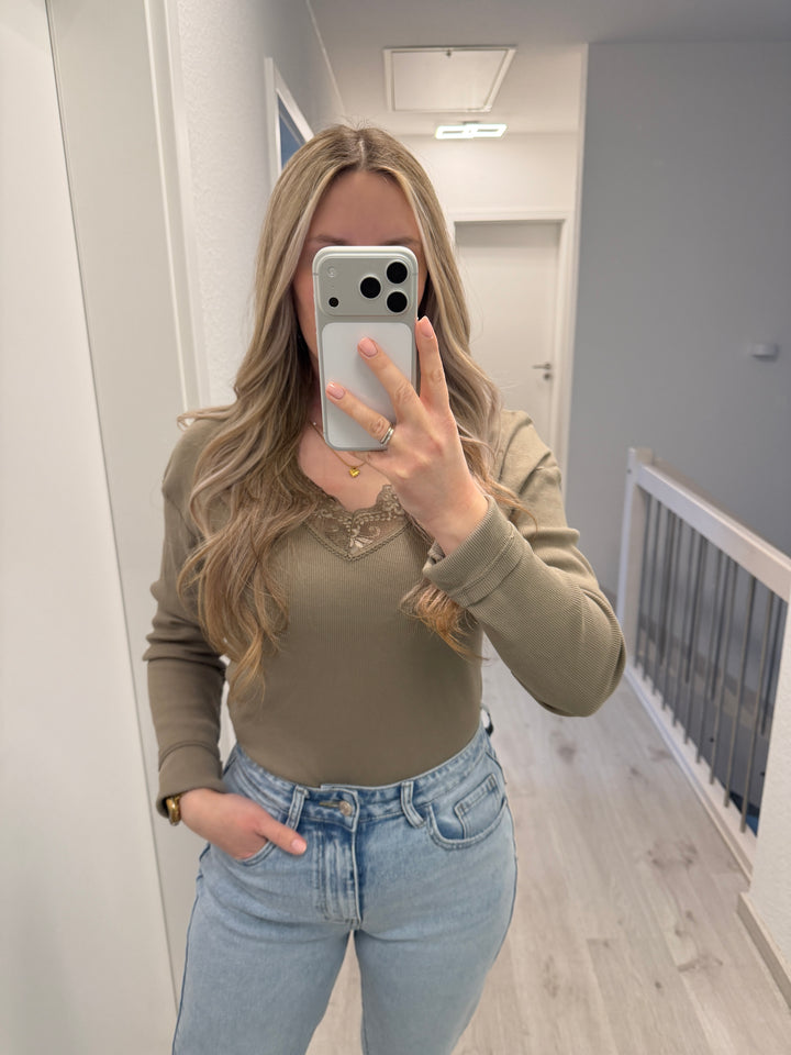 Rippshirt mit Spitze (versch. Farben)