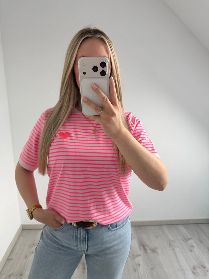 GESTREIFTES TSHIRT MIT HERZ