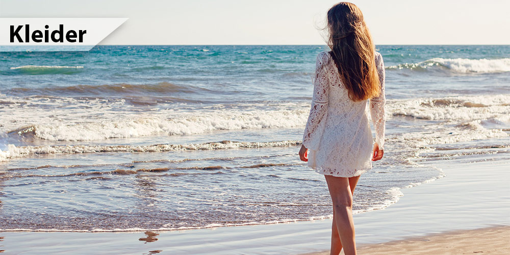 Frau mit Kleid am Strand