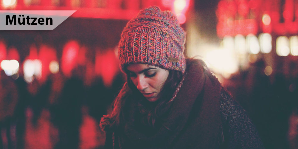 Junge Frau mit Mütze in kalter Nacht